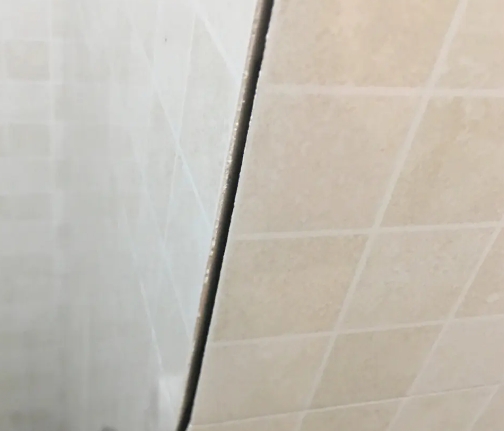 东宁瓷砖空鼓维修公司分享阳台瓷砖脱落的修复过程可以分为以下几个步骤