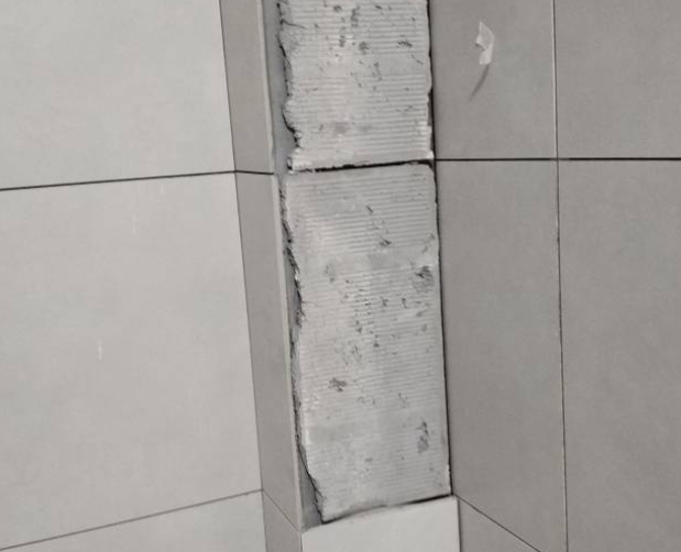 东宁瓷砖空鼓维修公司分享下瓷砖施工前基层浇水润湿程度不足，可能导致以下问题