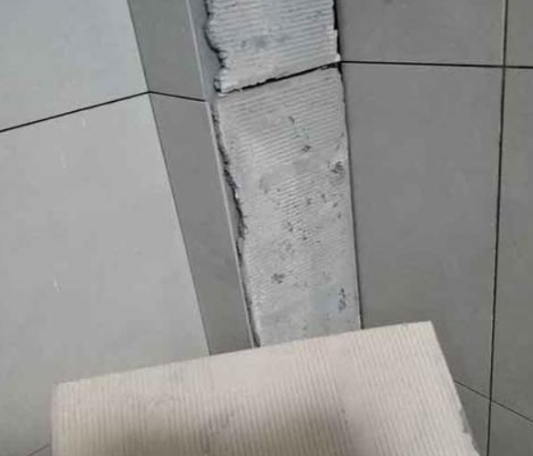 东宁瓷砖空鼓维修公司分享下厨房瓷砖脱落的补救措施。